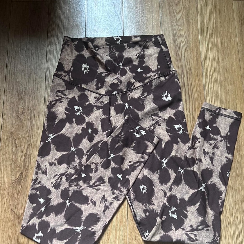 Aerie Offline Brown Floral Leggings
Medium